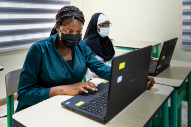 Esther Aforklenyuie, 20 ans, se prépare avant un cours d’informatique à la Soronko Academy