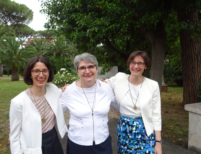 Une famille soeurs du cénacle Rome France