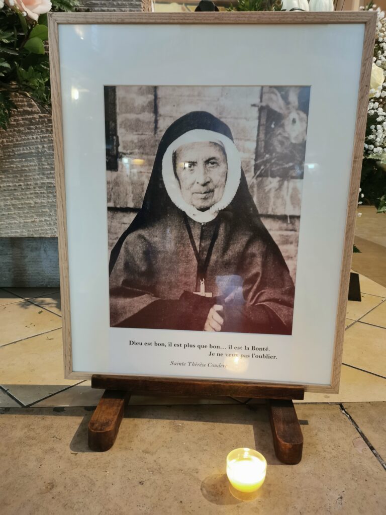 Mère Thérèse accueillie à notre paroisse de Versailles
