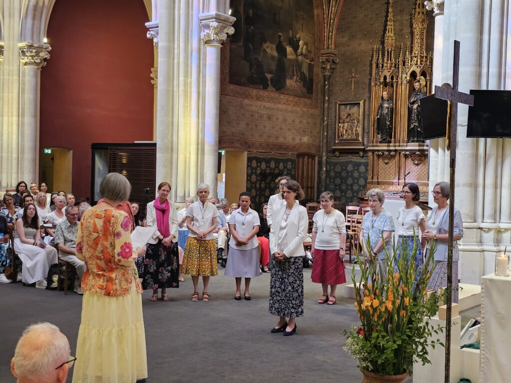 Devenir sœur du Cénacle : profession perpétuelle 32